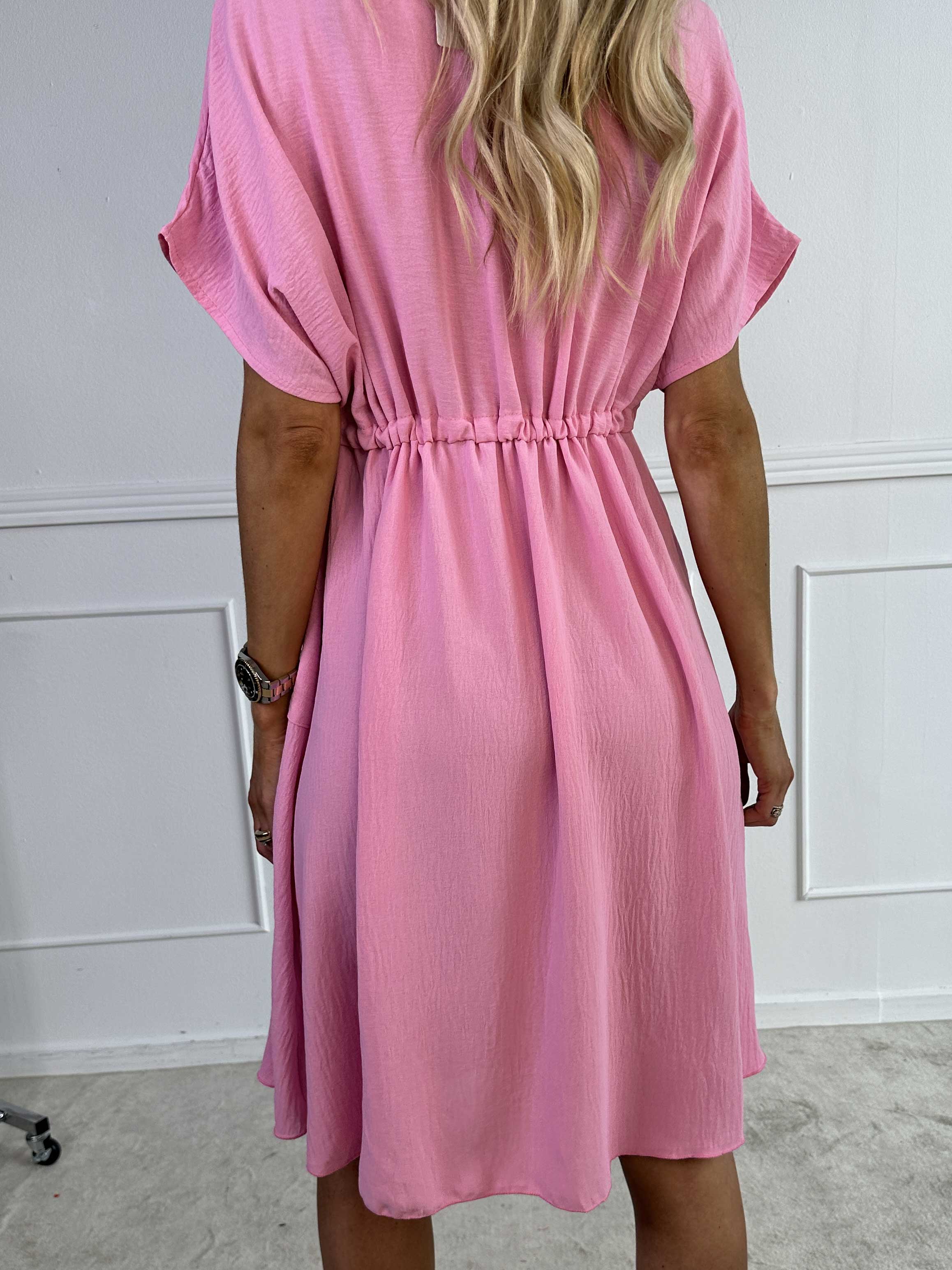 Ada - Söt klänning med vogue över bröstet